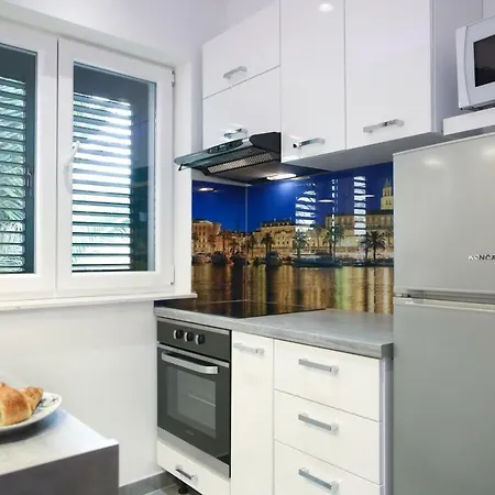 Luigi Apartment Split